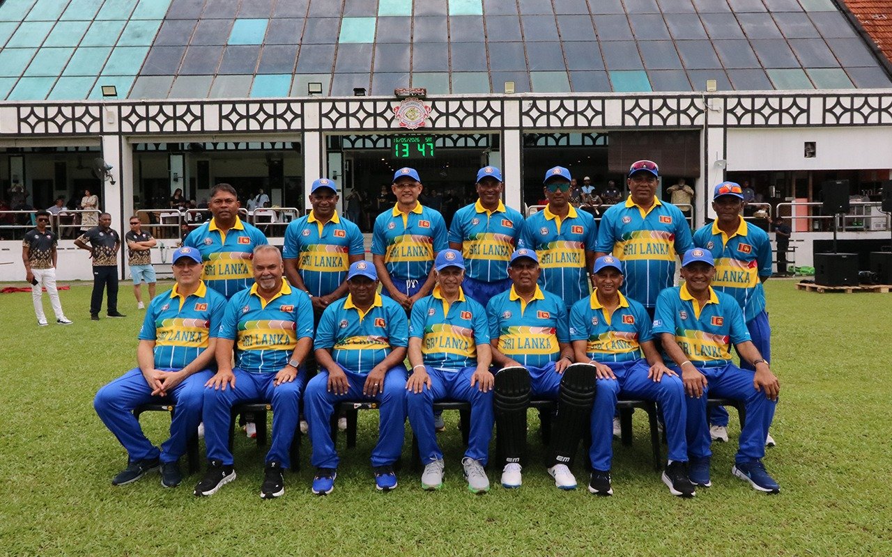 Sri Lankan cricket team portrait on the field